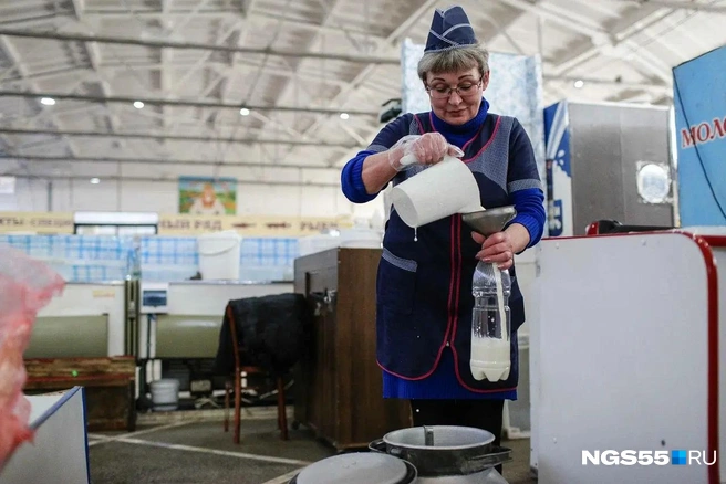 Закупают молоко у аграриев по одним ценам, продают его&nbsp;— совершенно по другим | Источник: Евгений Софийчук/ NGS55.RU