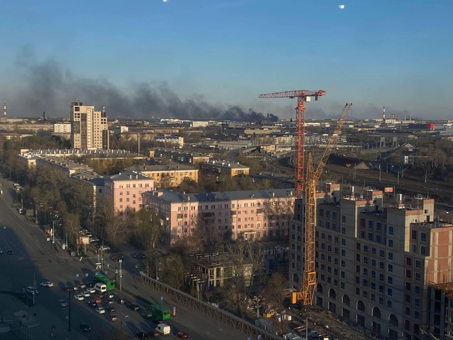 Дым хорошо просматривался из центральной части города. | Источник: читатель 74.RU