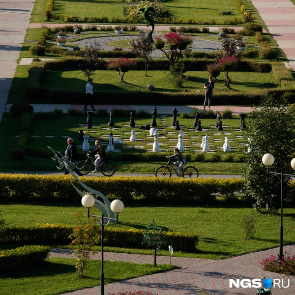 Есть, что посмотреть, и где погулять и в самом Маслянине. Практически на границе поселка и сливающегося с ним села Мамоново в 2018 году открыли Молодежный парк | Источник: Андрей Бортко / NGS.RU