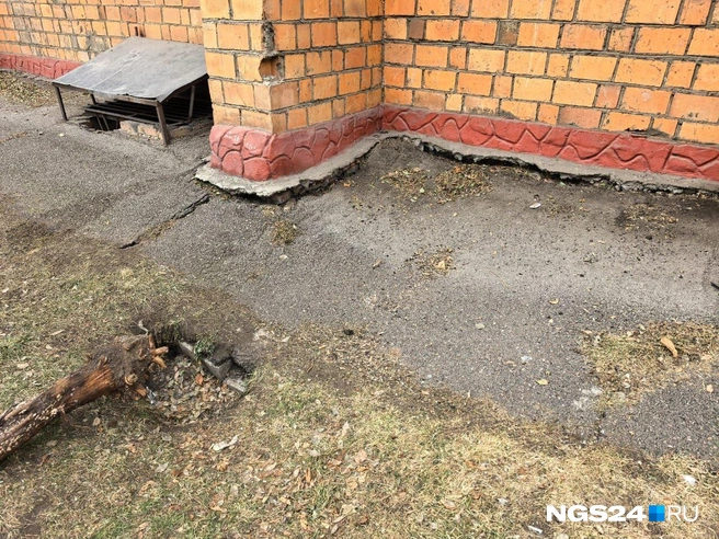 Так выглядит асфальт возле дома | Источник: читатель NGS24.RU