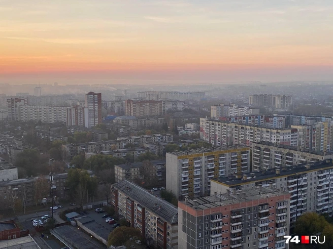 Это фото с улицы Курчатова. Некоторые жители делятся предположением, что над городом сегодня не только туман | Источник: читатель 74.RU