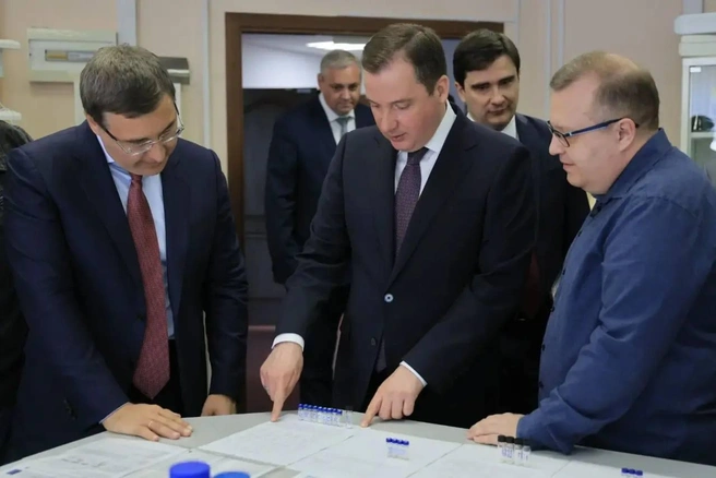 Во время осмотра исследовательского центра | Источник: Правительство Архангельской области