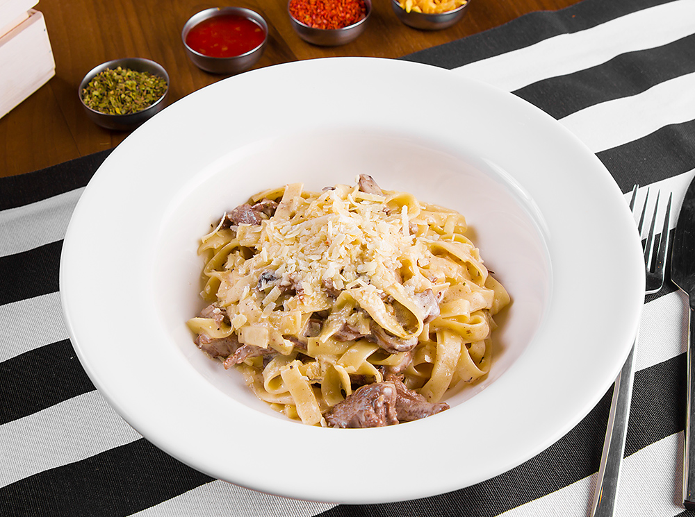 Паста «Боскайола» с легким грибным соусом (вариант подачи блюда) | marieclaire.ru