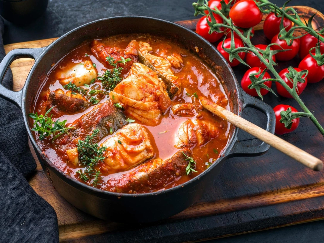 Русская кухня по-новому: рецепт ароматной ухи, которая никого не оставит равнодушным | marieclaire.ru