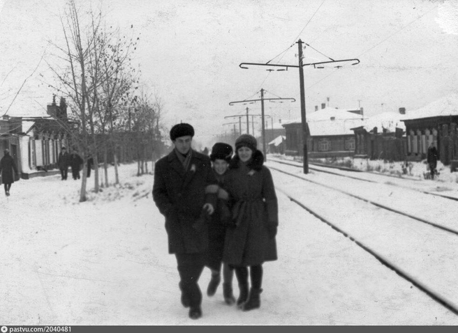 Омичи сфотографировались на улице Маршала Жукова в середине 1970-х | Источник: Архив семьи Нордгаймер / Pastvu.com