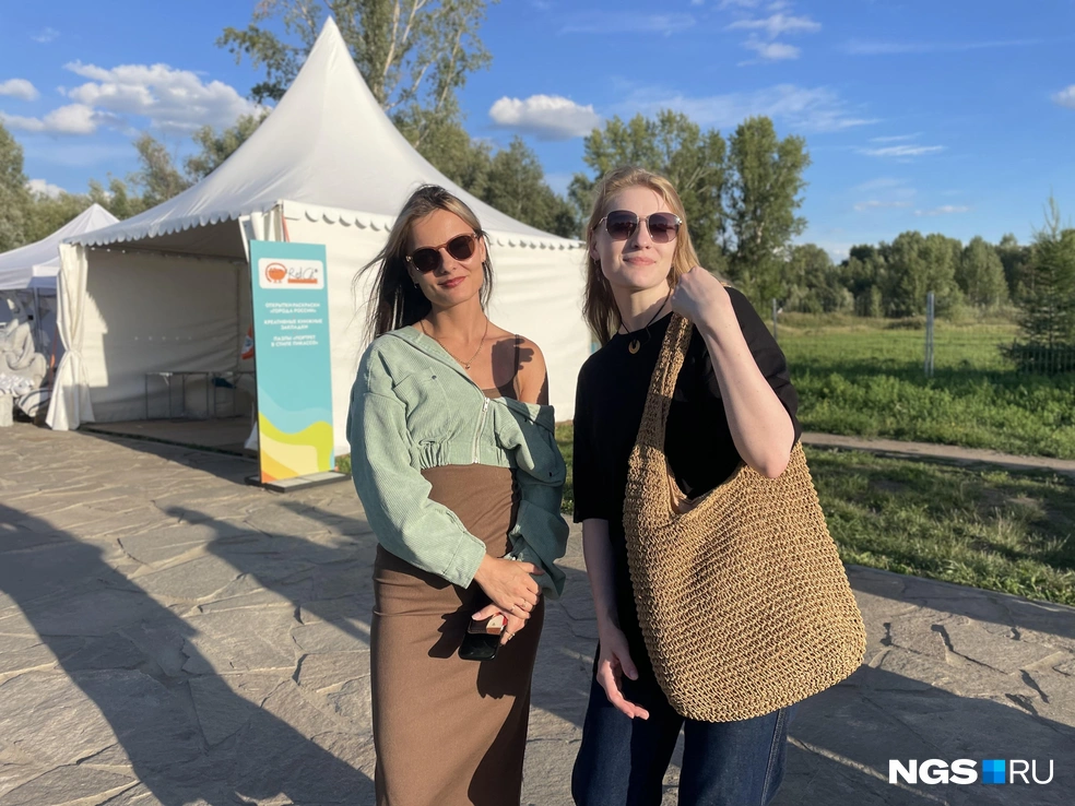 Юлия (на фото слева) пришла на фестиваль вместе с подругой, обеим хотелось новых впечатлений  | Источник: Алёна Золотухина / NGS.RU