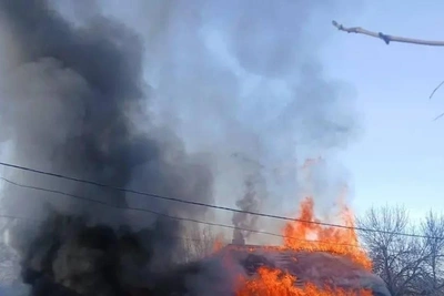 Черный дым над уфимским вокзалом: горят два дома