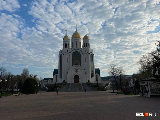 Самое высокое здание в центре — Кафедральный собор Христа Спасителя | Источник: Ирина Порозова / E1.RU