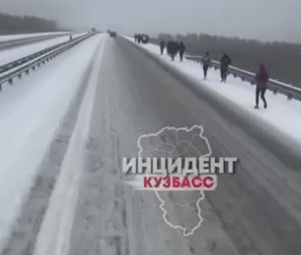 Водители разбивают машины на заснеженных трассах Кузбасса. Что говорят в ГИБДД?