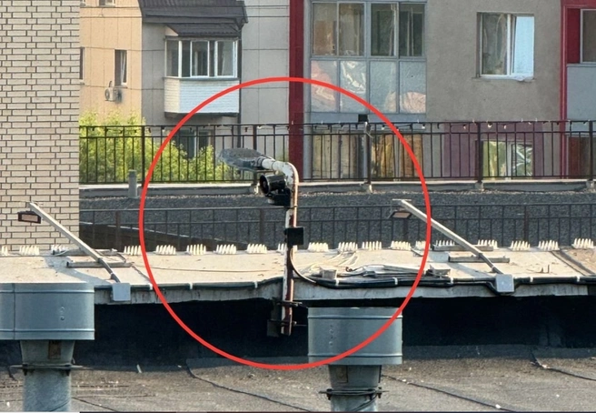 Отпугиватель птиц стоит на крыше здания | Источник: предоставила Евгения Кабанова