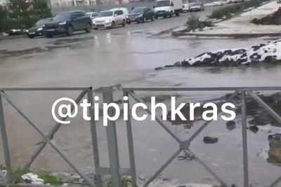 Sewage pipe burst floods road in Krasnoda's 40th Anniversary of Victory area