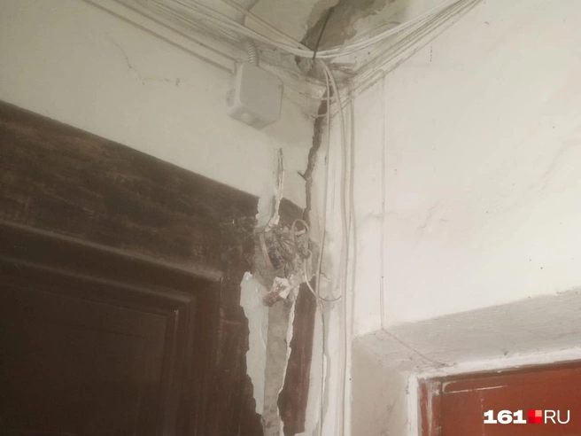 Три года назад дом начал покрываться трещинами и разрушаться, в подвале постоянно прорывало канализацию | Источник: предоставлено жильцами