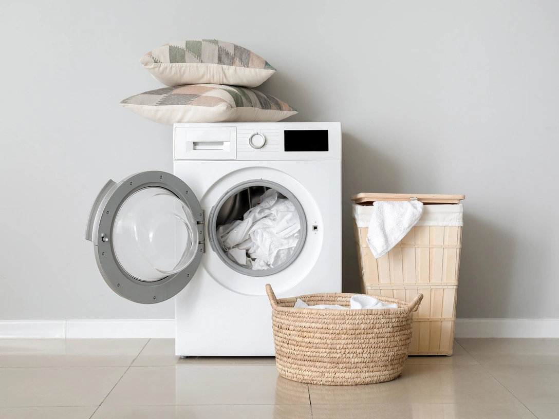 Никаких пятен: 5 советов по стирке, чтобы ваша одежда прослужила дольше | marieclaire.ru