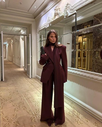 Костюм с акцентом на талии визуально стройнит и подходит для любого типа фигуры. Не забудьте каблуки, если вы невысокого роста, и пусть мыс ваших туфель будет острым | Источник: ru.pinterest.com