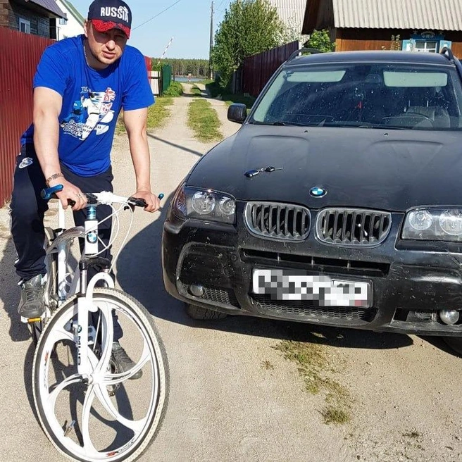 Денис Бареев явно неравнодушен к марке BMW. Откуда деньги на такие авто и велосипед у водителя-экспедитора и бизнесмена, который не смог раскрутить наливайку, не очень понятно (если не брать в расчет версию следствия) | Источник: ok.ru, фото со страницы Дениса Бареева