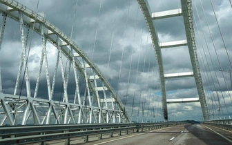 Эксперты объяснили, почему электрокары не пустят на Крымский мост. Дело в батареях