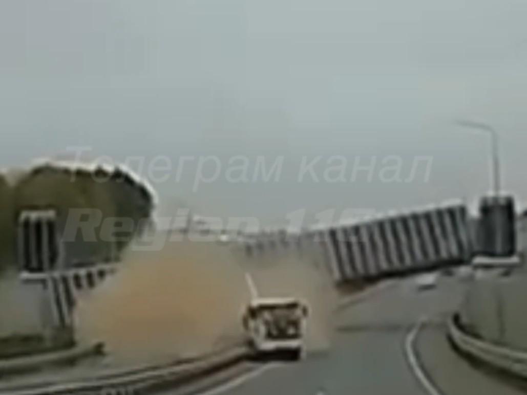 Появилось видео момента обрушения надземного перехода под Казанью