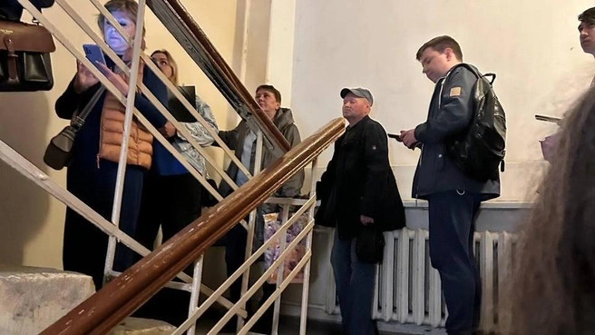 На лестничной клетке образовалась очередь длиной в несколько этажей | Источник: читатель E1.RU
