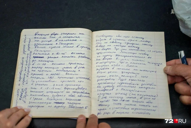 Анатолий ведет дневник. В нем он описывает свои мысли  | Источник: Илья Чикотин / 72.RU 