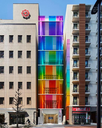 В Токио построили дом с фасадом-радугой