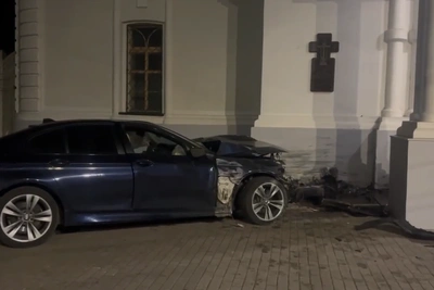 BMW врезался в храм в Нижнем Новгороде