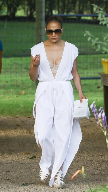 Дженнифер Лопес сногсшибательна в белоснежном комбинезоне — все поклонники в восторге | marieclaire.ru