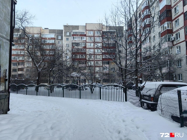 Построили ближе к Холодильной девятиэтажки. Некоторые обнесли забором, чтобы не было лишних | Источник: Павел Красоткин / 72.RU 