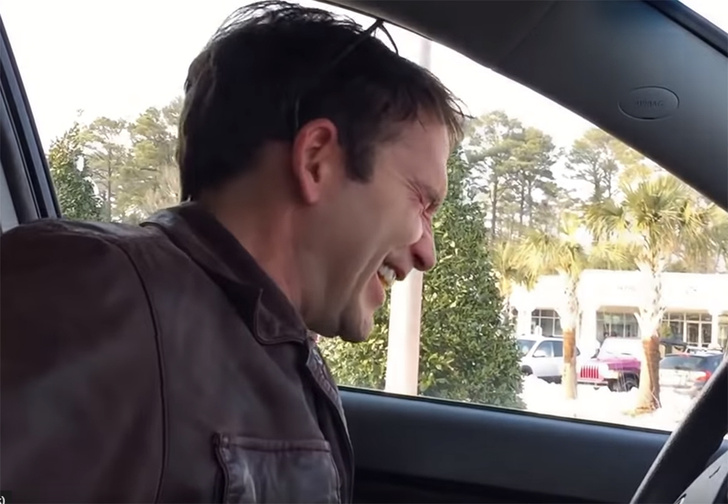 Мужчина с неконтролируемым смехом, как у Джокера, рассказал, каково жить с таким недугом (видео)