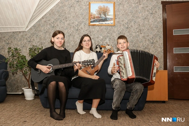 Ира, Карина и Паша устроили мини-концерт | Источник: Наталья Бурухина / NN.RU