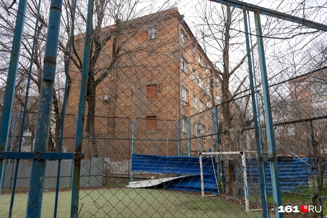 Спортивной площадкой запретили пользоваться сразу после обрушения пятиэтажки | Источник: Евгений Вдовин / 161.RU