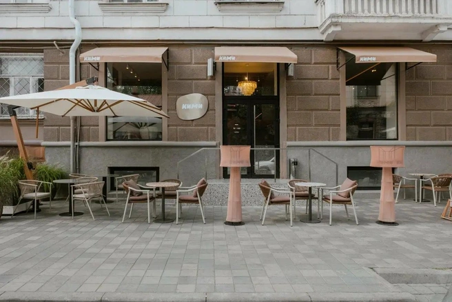 У заведения есть небольшой летник | Источник: Madyar Collection