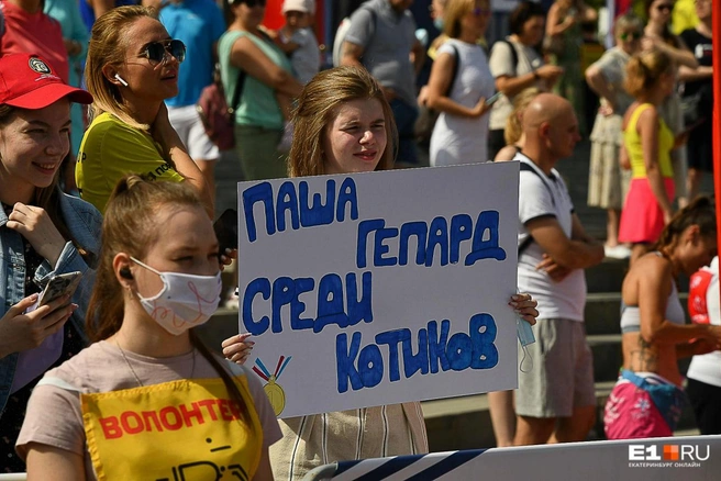 Бегунов, из-за которых закроют движение по улицам, регулярно поддерживают | Источник: Артем Устюжанин / E1.RU