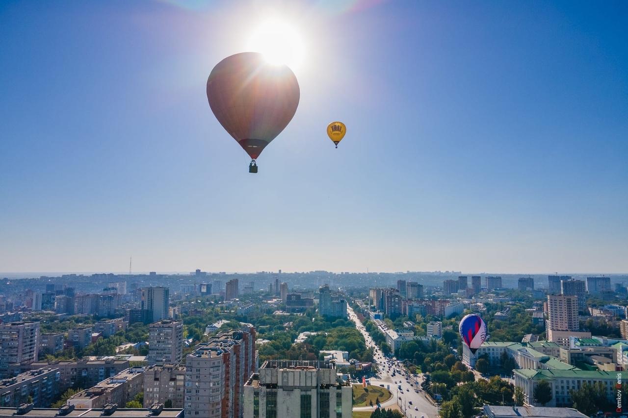 Шары над городом. Воздушный шар над городом. Воздушные шары над городом. Полёт на воздушном шаре Ростов на Дону.