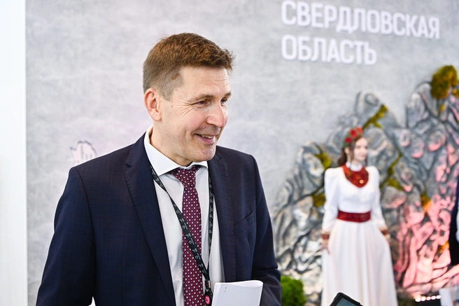 Гостей стенда Свердловской области на открытии «Иннопрома» приветствовал Вадим Третьяков | Источник: Максим Воробьев