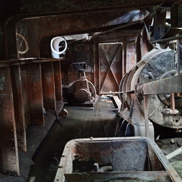 В трюме парохода сохранились старинные механизмы | Источник: Вячеслав Карманов