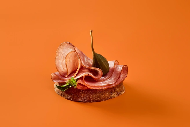 Когда колбаса нарезается идеально, ее вкус раскрывается во всей красе | Источник: «Таврия»