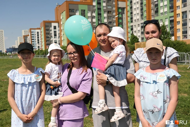В этой семье близнецы рождаются очень часто, так что этому уже даже не удивляются | Источник: Валерия Еленина / E1.RU