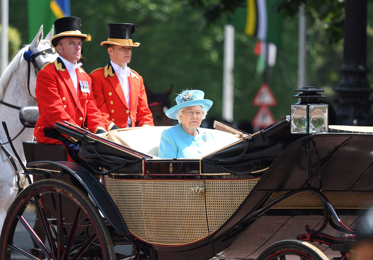 Военный парад, но без родственников: Елизавета II решила отметить свой день рождения безопасно для себя