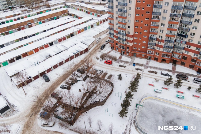 Вот еще один домик, оставленный на произвол судьбы | Источник: Мария Ленц / NGS24.RU