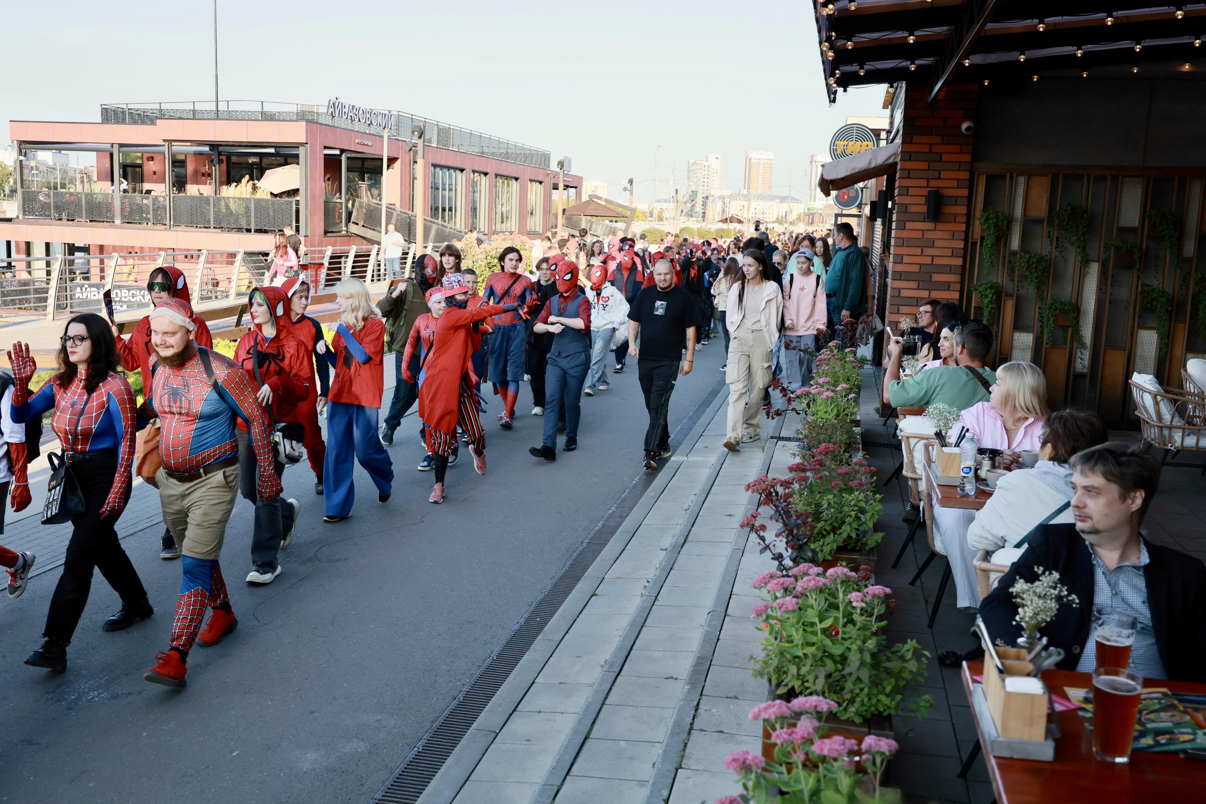 Чики, панки, дети: челябинцы прошли по центру города в костюмах Человека-паука — фоторепортаж