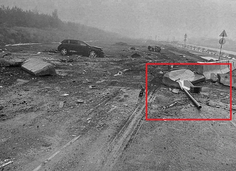 Ямы за бетонными блоками не видно. При этом есть один из знаков 1.34.1 «Направление поворота» (обозначен рамкой) | Источник: из материалов дела