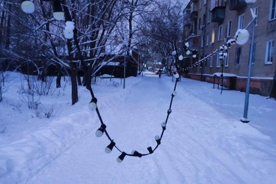 Truck Driver Blamed for Sagging Garlands on Chelybinsk Embankment