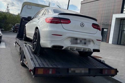 Mercedes увезли эвакуатором за долги