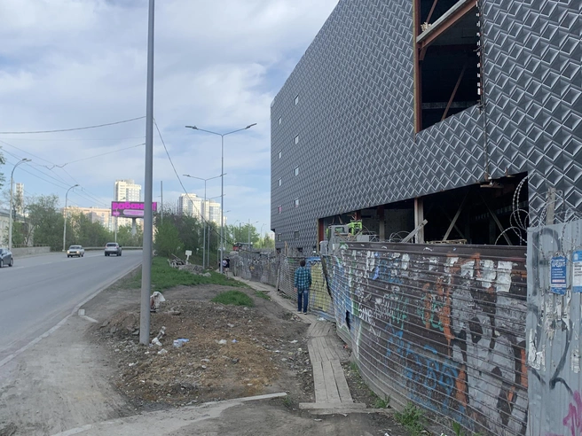 На этом участке появится съезд-дублер, ведущий к «Золотому» автовокзалу. | Источник: Роман Марьяненко / E1.RU