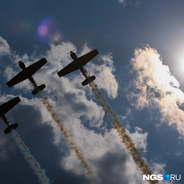 Як-52 и Як-54 оставляют эффектные следы в небе  | Источник: Александр Ощепков / NGS.RU