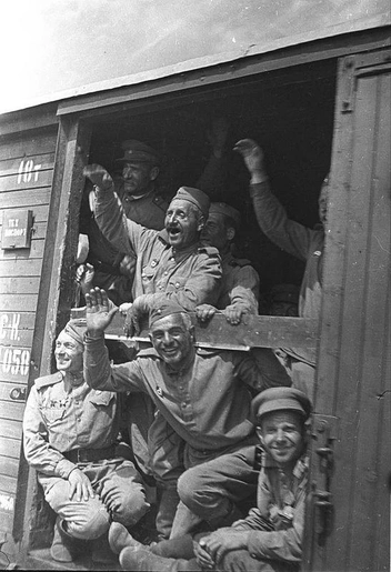 Это фото украшало обложку «Огонька» | Источник: Михаил Савин