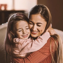 Страх одиночества: что делать, если ребенок не отпускает маму ни на шаг