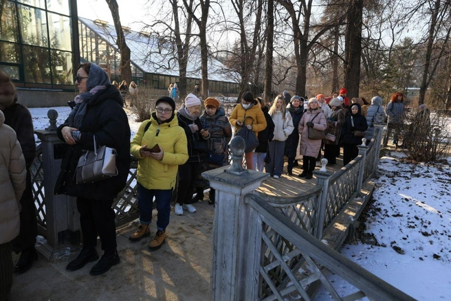 Сотни москвичей выстроились в Аптекарском огороде из-за открытия выставки  | Источник: Артем Устюжанин / MSK1.RU 