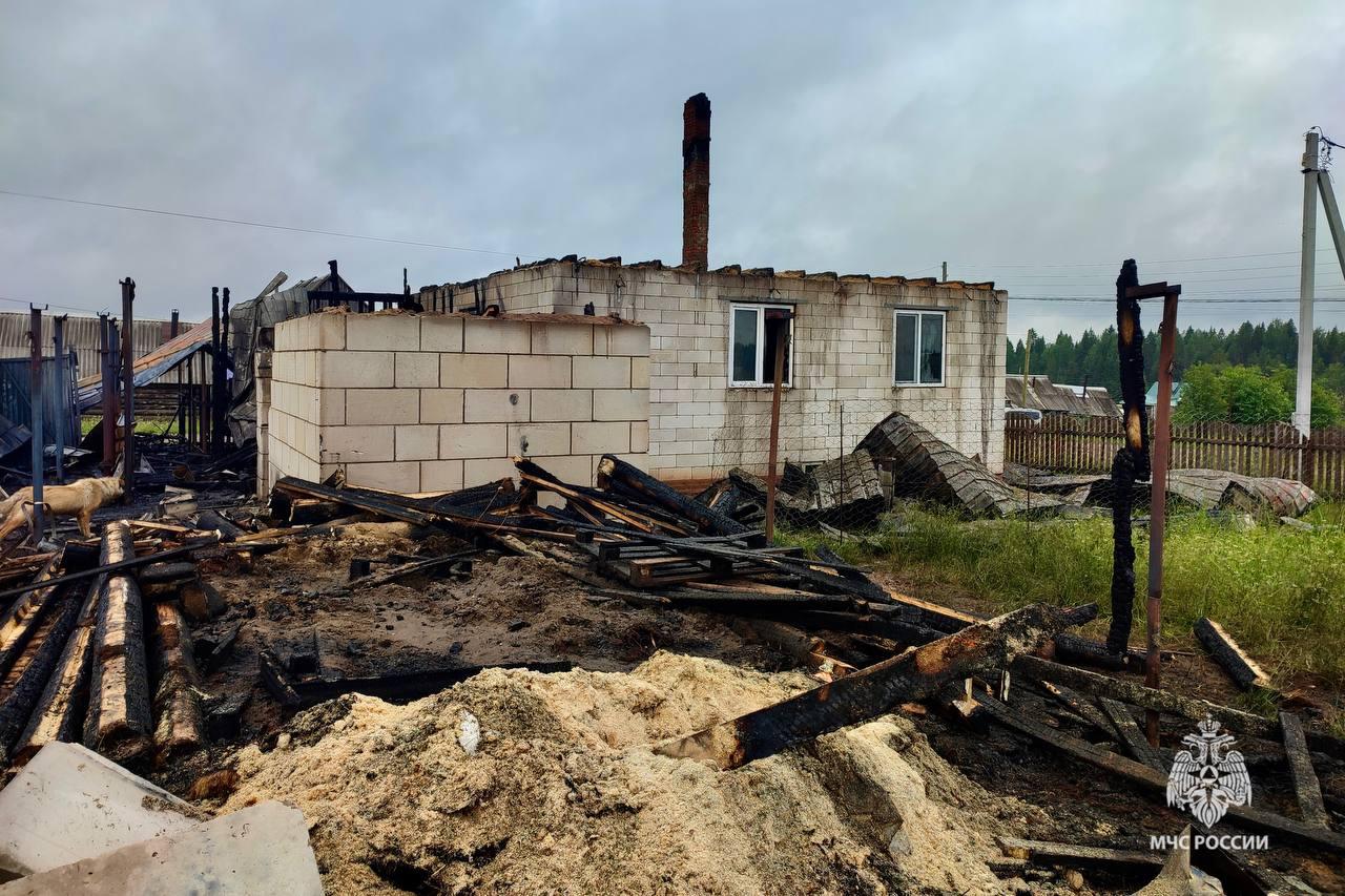 В Прикамье случайный прохожий вытащил из горящего дома женщину, двух детей и собаку — он рассказал, как все было