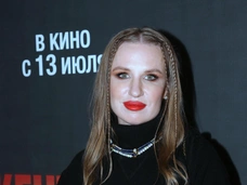 Санузел из стекла, лепнина и красные двери: Валерия Гай Германика провела рум-тур по московской коммуналке